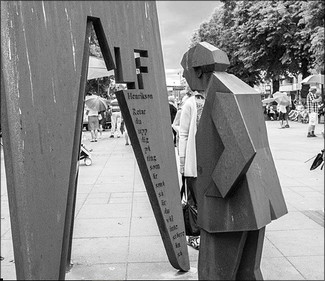 Alf Henrikson (1905-1995). Skulptur i cortenstål av Thomas Qvarsebo på Esplanaden i Huskvarna.