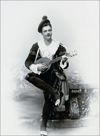 August Svensson (1871-1937) som "Farinelli" i "Farinelli", Södra teatern, Stockholm 1893.