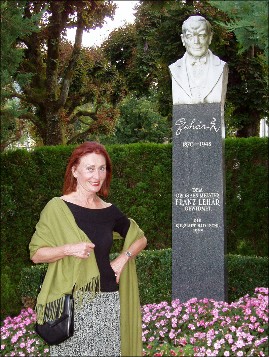 Berit Carlberg vid minnesmärke Franz Lehár, Kurpark, Bad Ischl 2007.