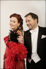 Barbara Payha och Sebastian Reinthaller i "Die Fledermaus" Baden bei Wien sommaren 2015. Bild: Lukas Beck.