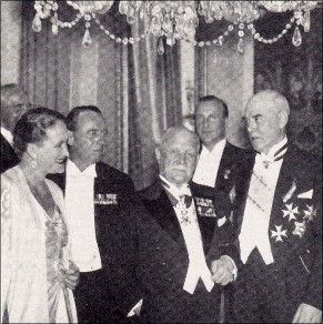 Från vänster: Brita Herzberg, Nils Grevillius, Franz Lehár, Einar Larsson och John Forsell vid Kungliga Operans premiär 1936 på "Greven av Luxemburg".