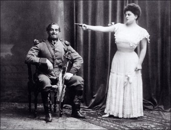 Grete Holm och Ludwig Herold i "Der Tapfere Soldat" med musik av Oscar Straus på Theater an der Wien 1908. Bild: Österreichisches Theatermuseum.