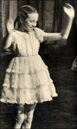 Julie Andrews 1947 i "Starlight Roof Revue", London.