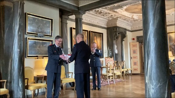 Flottiljförvaltare Anders Lütz, Militärhögskolan Karlberg samt Bo Magnusson och Peter Göthe, Karlbergs Musikkår, Militärhögskolan Karlberg vid avtackning av Anders Lütz den 30 mars 2021. Bild: C MHS K Kommendör Bo Berg.