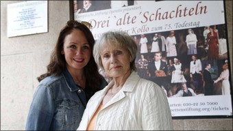 Marguerite och Natalie Kollo framför information om Walter Kollo-operetten "Drei alte Schachteln" på Admiralspalast i Berlin, september 2015.