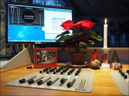 Radio Viking, studio 1. Radioprogrammet "Plats På Scen!" 22 december 2023.