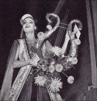Margit Rosengren som "Hanna Glawari" i "Glada änkan" på Kungliga Operan i Stockholm den 20 september 1939. Bild: Margit Rosengren i "Oförgätligt glada stunder". Självbiografi 1948.