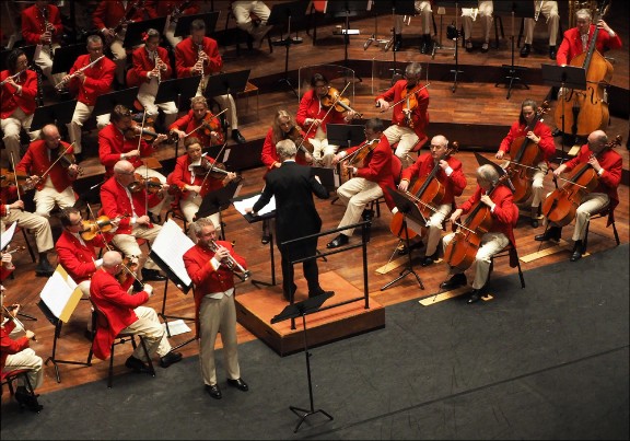 Nyårskonsert 2019-2020. Stockholms Strauss-Orkester. Mika Eichenholz, dirigent och Peter Göthe, solist på trumpet. Bild: EA Musik HB.