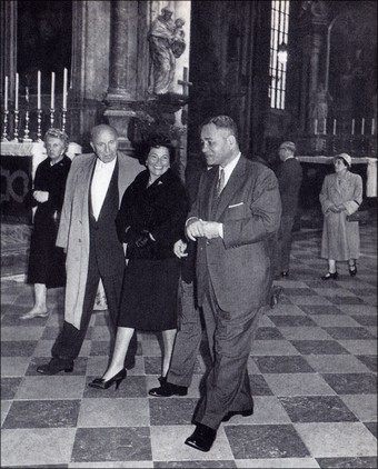 Från vänster: Robert Stolz, Einzi Stolz och Ralph Bunche i Wien oktober 1957.