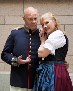 Eva Magnusson och Erik Ström - sångsolister i konsert med Karlbergs Musikkår den 14 juni 2014 på Hallwylska Museet i Stockholm.