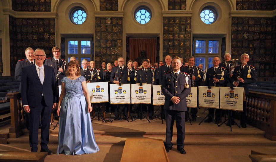 Thomas Annmo, Eva Magnusson, Peter Göthe och Karlbergs Musikkår vid konsert "Marinen 500 år" i Riddarhuset Stockholm den 5 maj 2022. Bild: Bo Magnusson.